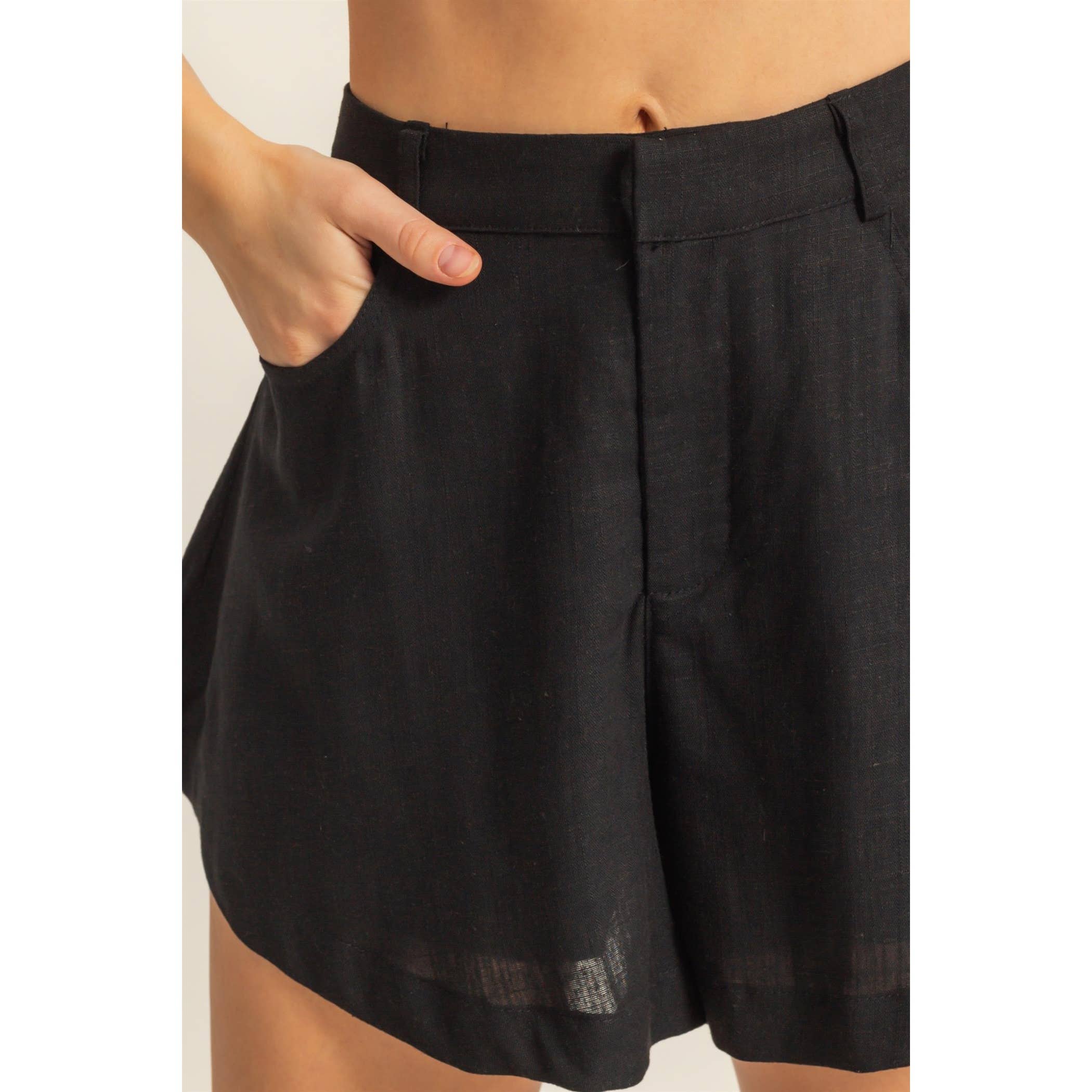 Mid-Rise Flared Shorts:Black