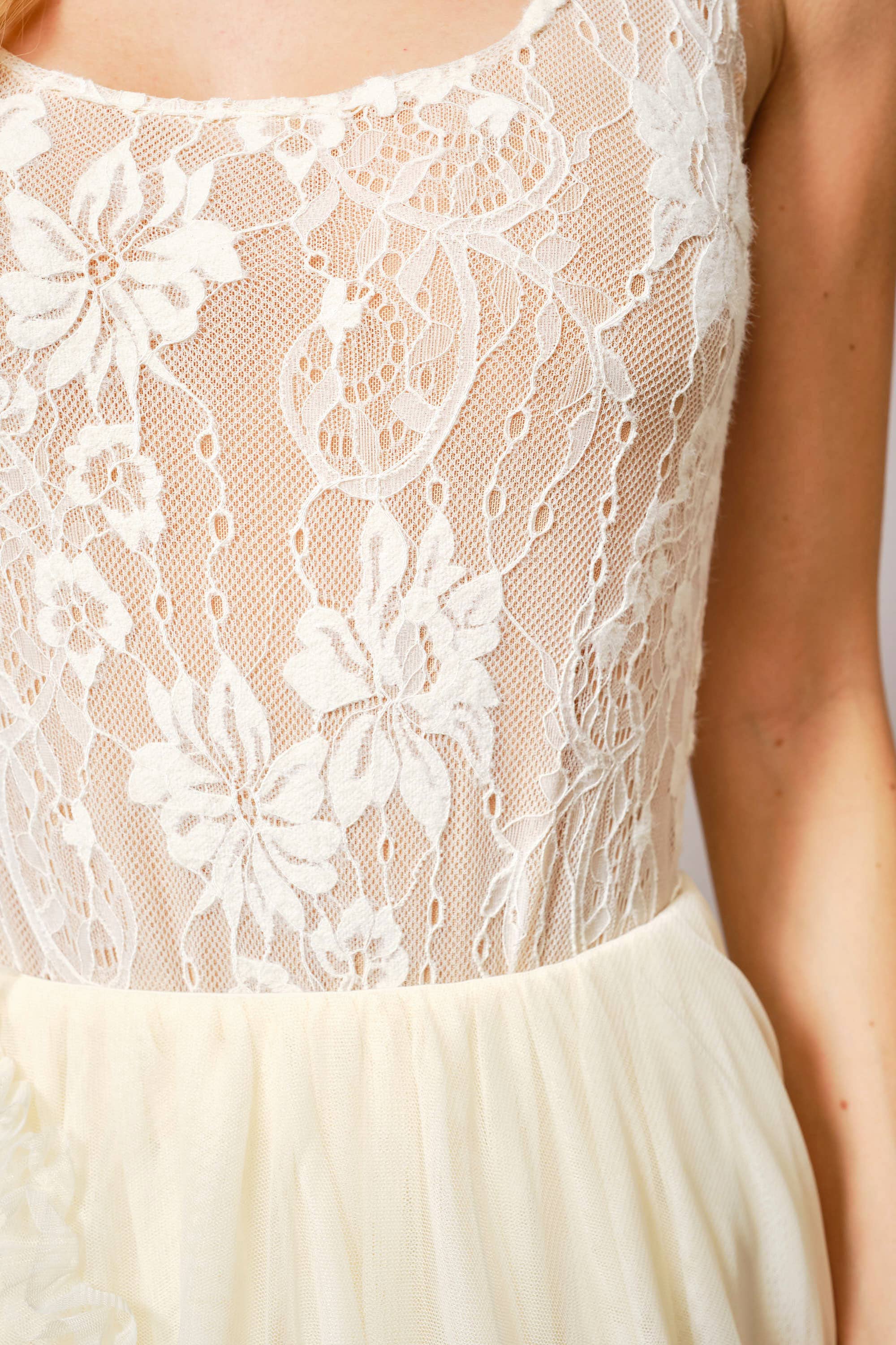 Lace Scoop Neck Bodysuit: Cream